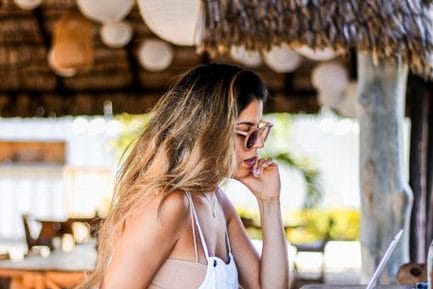 Trabalhar de férias: o que a lei diz sobre o workation