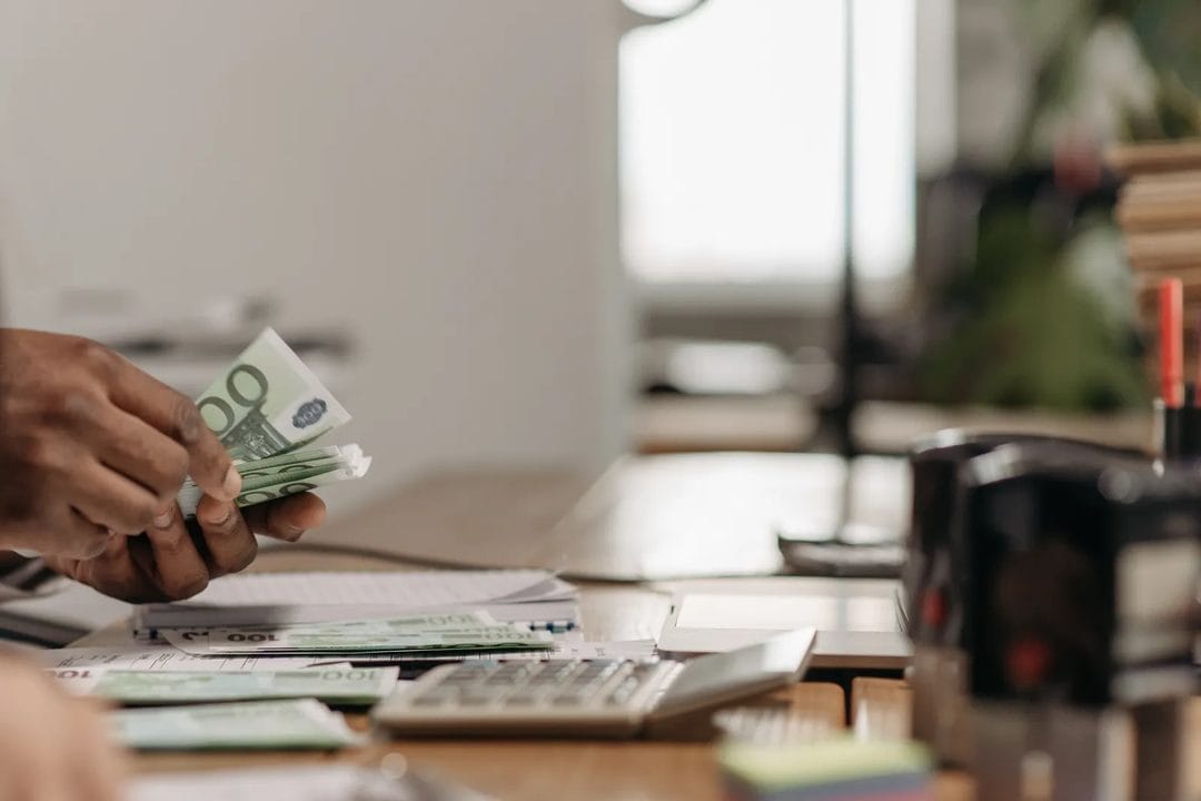 Diretiva Europeia de Transparência Salarial: o que muda nas empresas portuguesas em 2026
